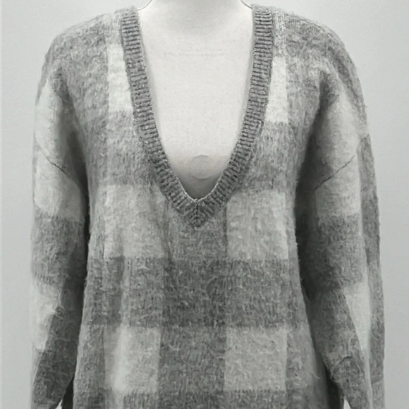 Halogen Oversized V Neck Big Plaid Sweater in Gray & White - Size Small - Picture 2 of 4